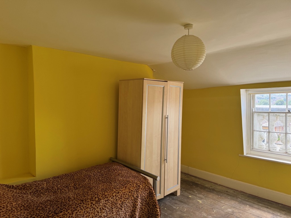 Lot: 81 - FREEHOLD SEAFRONT FIVE STOREY HOME WITH PARKING AND BEAUTIFUL BEACH AND SEA VIEWS - A Bedroom on the top floor